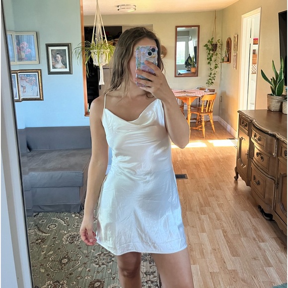 Perfect satin bridal dress - Picture 1 of 3